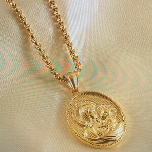 Elegant Gold Pendant Necklace